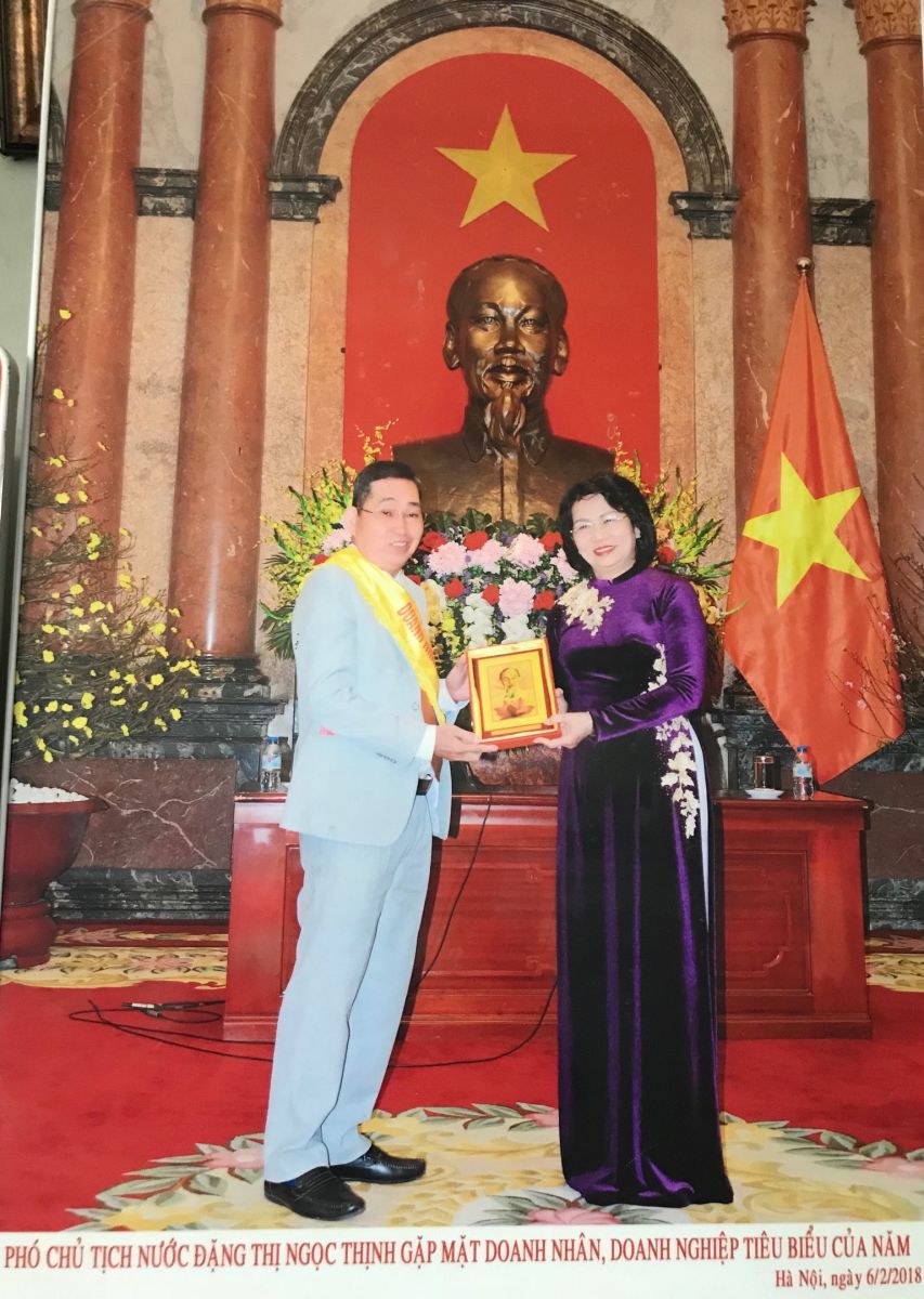 Đại diện Lò Bún Út Ba chụp hình cùng Phó Chủ Tịch Nước